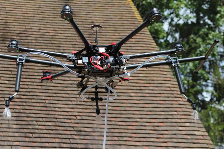 un drone pour nettoyer ma toiture