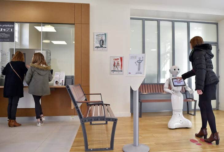 le robot pepper dans les gares sncf