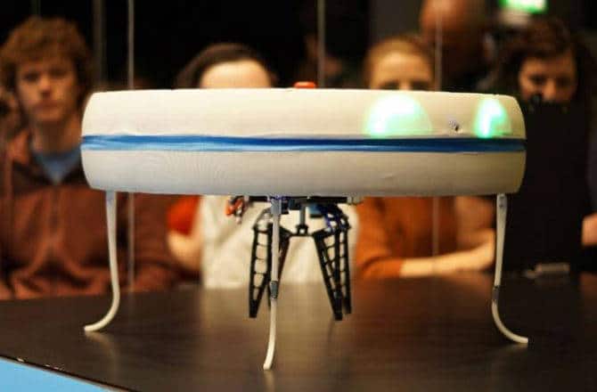 drone livreur, un drone servant un café