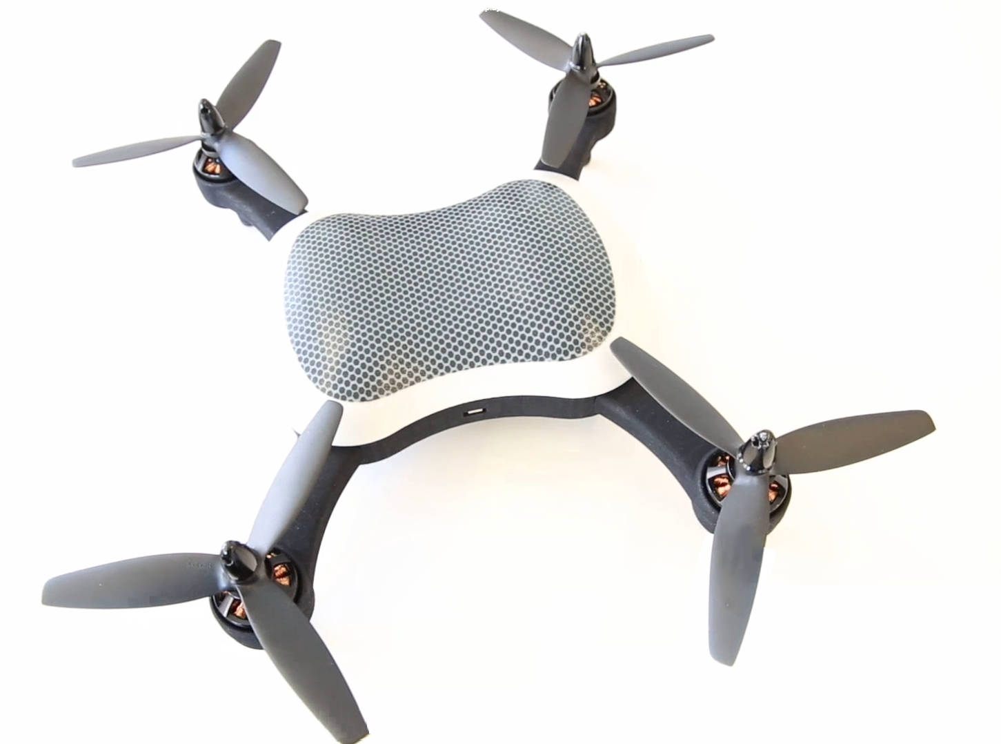 Teal, un drone tout petit, mais ultra rapide ! 130 km/h !