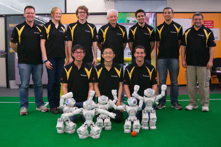 robocup des humanoïdes contre des hommes