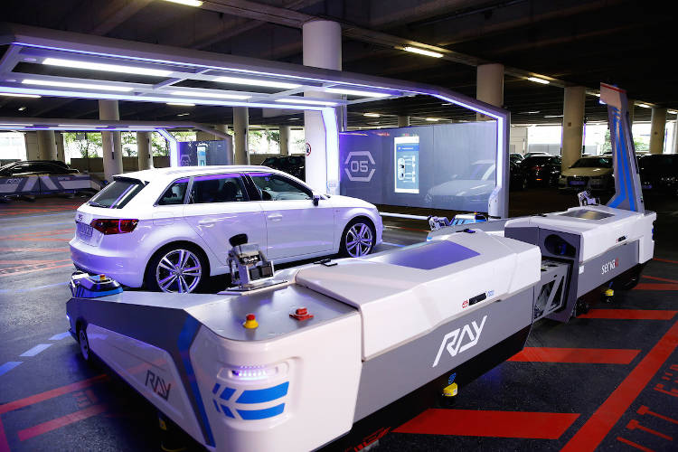 ray un robot qui gare les voitures dansl'aéroport