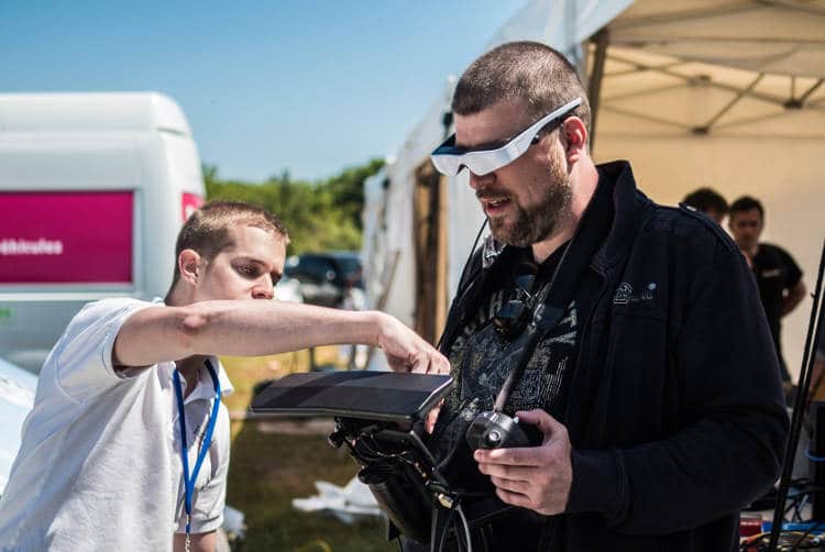 FPV pilote de course de drone, l'utilisation du casque