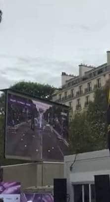 FPV pilote de course de drone à paris sur les champs elysées