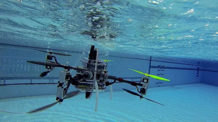 Drone des airs et drone des mers
