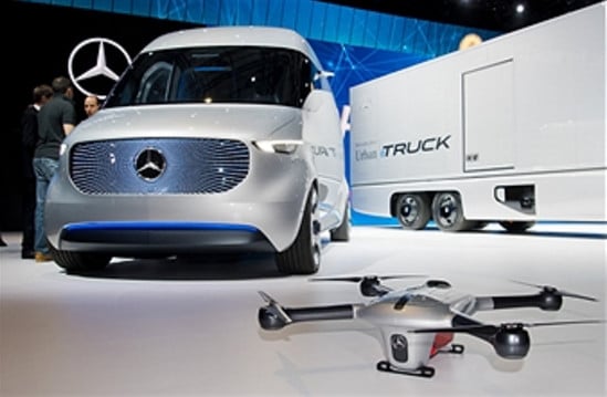 Mercedes investit pour un service qui associe drones et robots livreurs