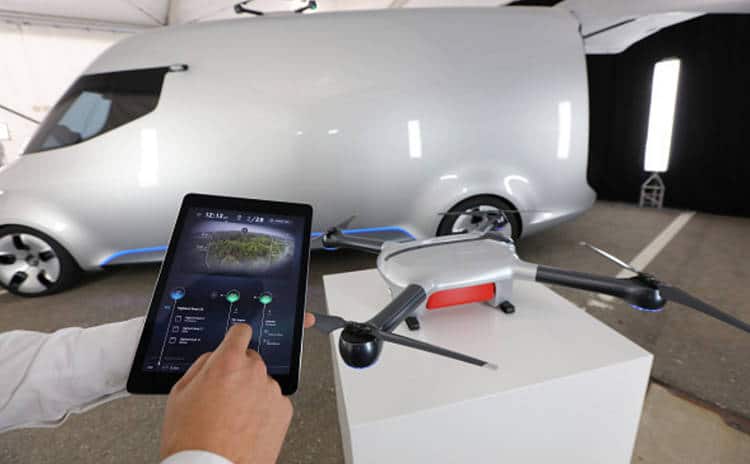 Mercedes investit pour un service qui associe drones et robots livreurs