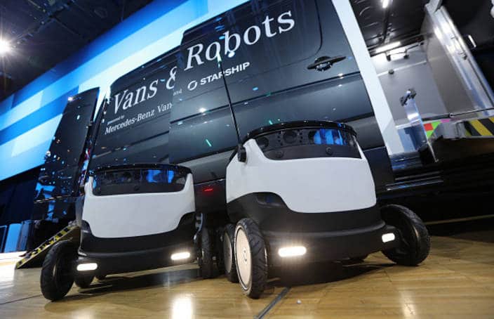 Mercedes investit pour un service qui associe drones et robots livreurs