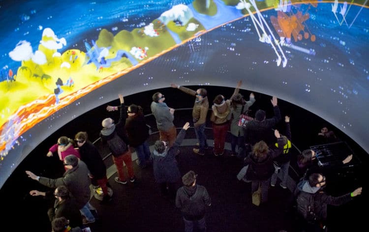 tumulte : la réalité virtuelle : « une machine à rêver » dans un cylindre géant de 6 mètres de diamètre