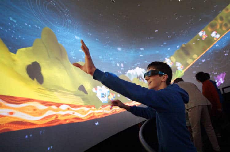 tumulte : la réalité virtuelle : « une machine à rêver » dans un cylindre géant de 6 mètres de diamètre